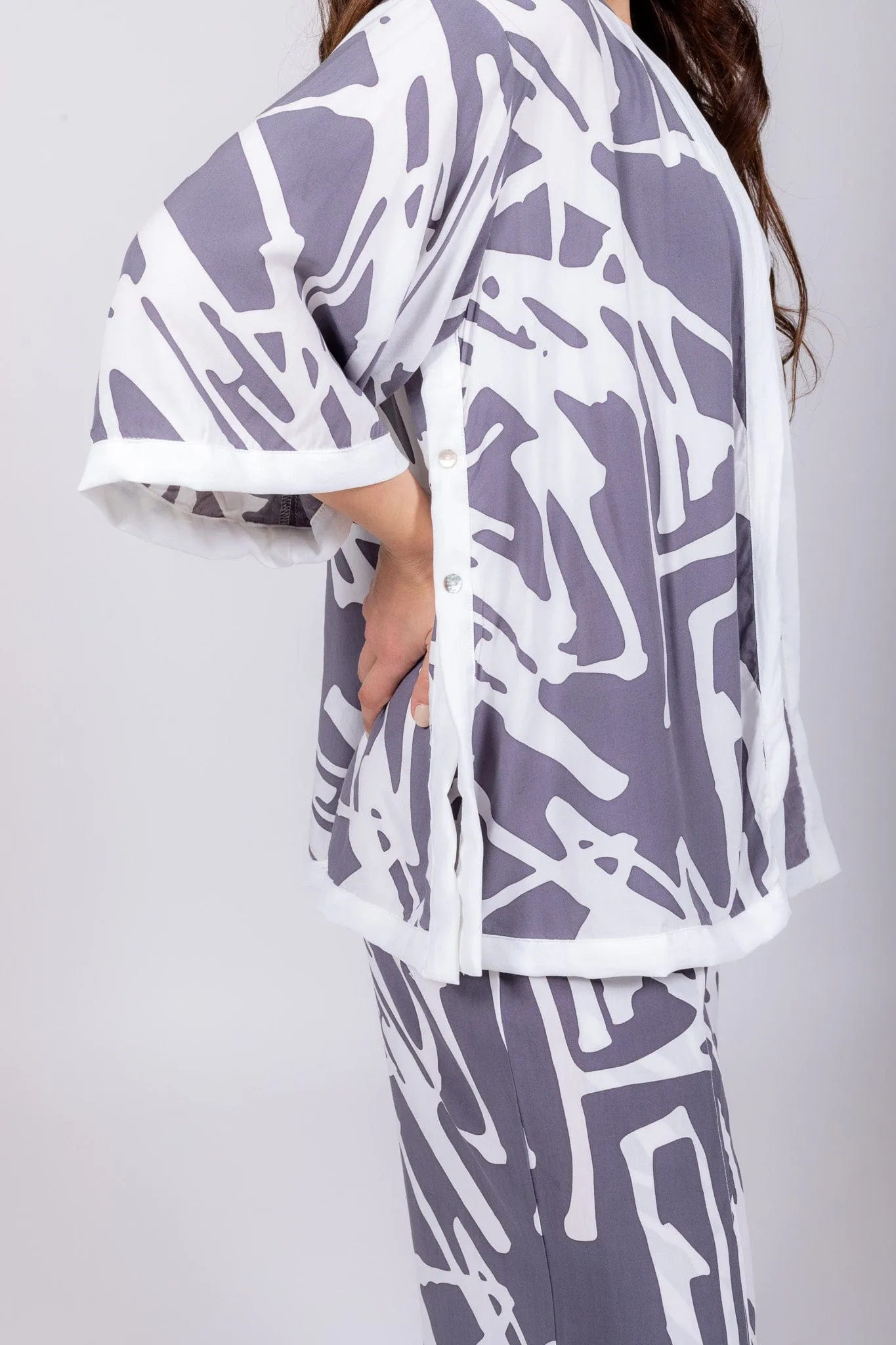 Tara Vao Line Print Short Kimono